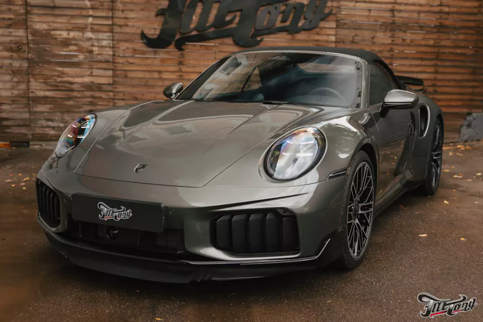 Забронировали Porsche 911 (992) Turbo S Cabriolet прозрачным глянцевым полиуретаном, защитили глянец в салоне, обработали кожу керамикой и обработали мягкую крышу